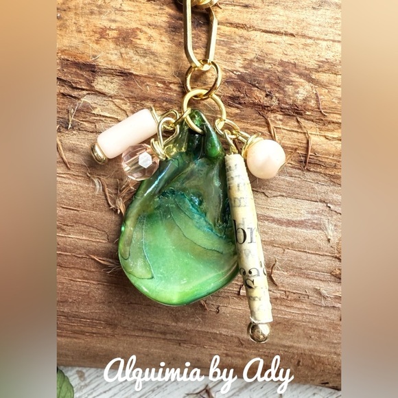 Apple green shell beige cat’s eye multi charms gold chunky necklace - Picture 1 of 4